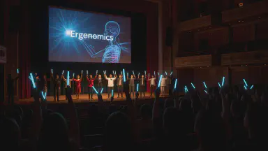 アイドル界に激震。新グループのアンコールは「正しい椅子の座り方講座」 - Style 3