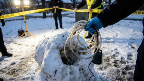 国税局、マネーロンダリング容疑で雪だるまを強制捜査。押収品は「大量の溶けた現金」