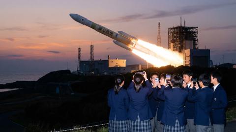 子の成績不振で親だけ宇宙留学 火星補習塾、政府が制度化