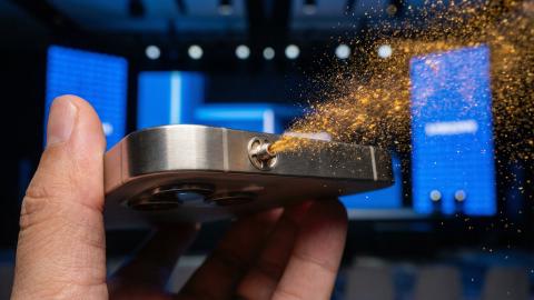 新型iPhone、充電口を廃止し「純正スパイス噴射口」を搭載 他社製の塩を使うと端末がロック