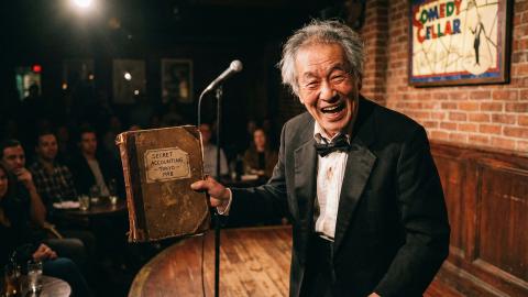 大物議員、自虐ライブで「未発表の余罪」を披露　最前列の検察官がスタンディングオベーション