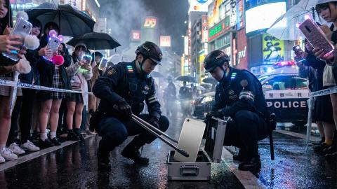 First 'Naked Smartphone' User Arrested: Man Taken into Custody for Refusing Government-Approved 'Deco Case'