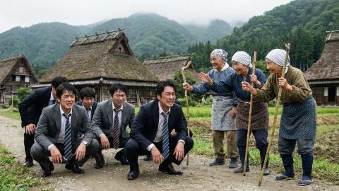 限界集落の新産業「強制寝たきりツアー」が過労世代に大ヒット、入村即スクワット3千回で物理的に帰宅阻止