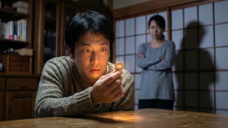 家庭内「500円玉」消失、夫が「光る物体への走光性」主張し霊長類の責任否定