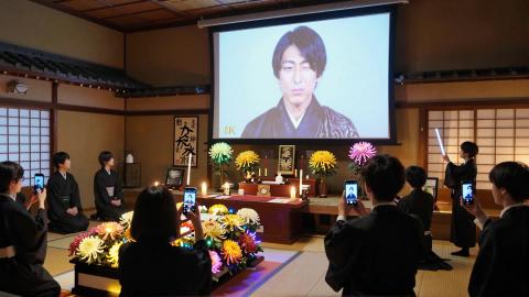 香典はスパチャ、読経はリミックス　インフルエンサー葬儀「ラスト・エンゲージメント」が描く地獄と極楽