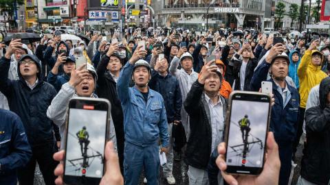 送電線作業員の靴裏に広告掲載、「落ちるかも」という市民の凝視をマネタイズ