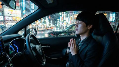 「拘束されると波動が整う」セレブ発の謎理論、若者のシートベルト着用率を爆上げさせる