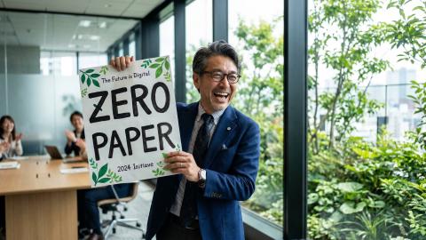 「ペーパーレス化」ついに検便シートまで。社員に空中キャッチを義務化