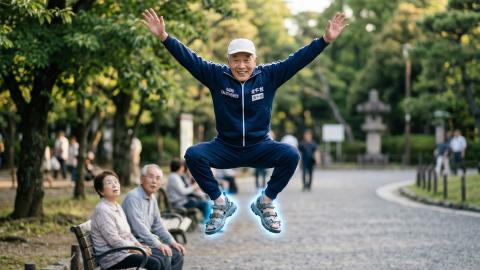 町内会のラジオ体操、通販の「無重力サンダル」で高齢者が滞空したまま終了