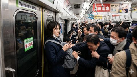 満員電車の「ドア横キープ民」、異常な体幹発達でついに国の耐震基準をクリア