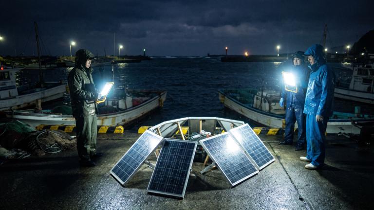 Night-Fishing Solar Panel 'Night Solar X' Selling Like Hotcakes: Generating Power by Blasting Floodlights Praised as 'The Ultimate Self-Generation'