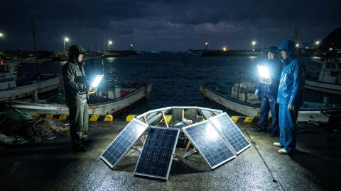 Night-Fishing Solar Panel 'Night Solar X' Selling Like Hotcakes: Generating Power by Blasting Floodlights Praised as 'The Ultimate Self-Generation'