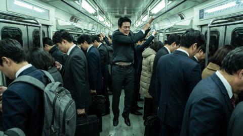 Packed Trains Introduce 'Ranks': Black Belts Slide into Gaps via Body Isolation, Novices Stranded on Platforms