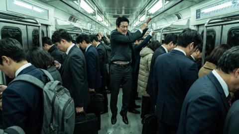 Packed Trains Introduce 'Ranks': Black Belts Slide into Gaps via Body Isolation, Novices Stranded on Platforms