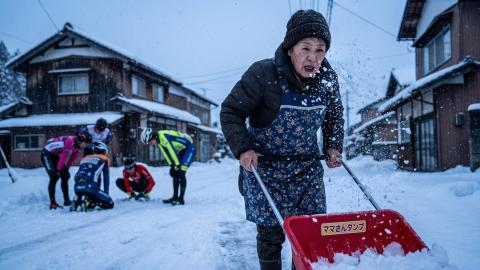 五輪新種目「ドカ雪除雪」、地元自治会が金メダル独占 海外プロ「腰が限界」と棄権続出