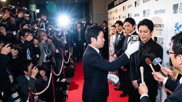 Entertainment Awards Introduce Point Deductions for Photo Sessions: Smiles Tested for 'Naturalness' with Detection Kits