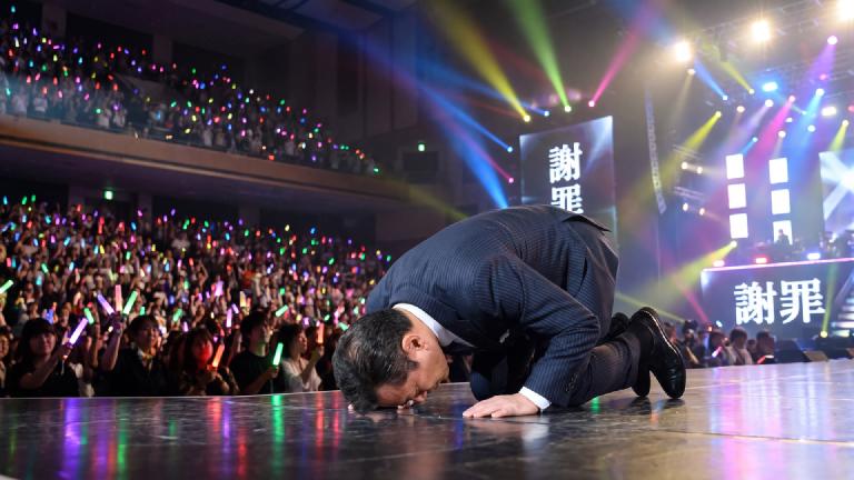 Apology Press Conference Turns into 'Festival': Front Row Cheers with Glow Sticks as Minister Performs Third Dogeza Bow Amid Endless 'Encore' Chants